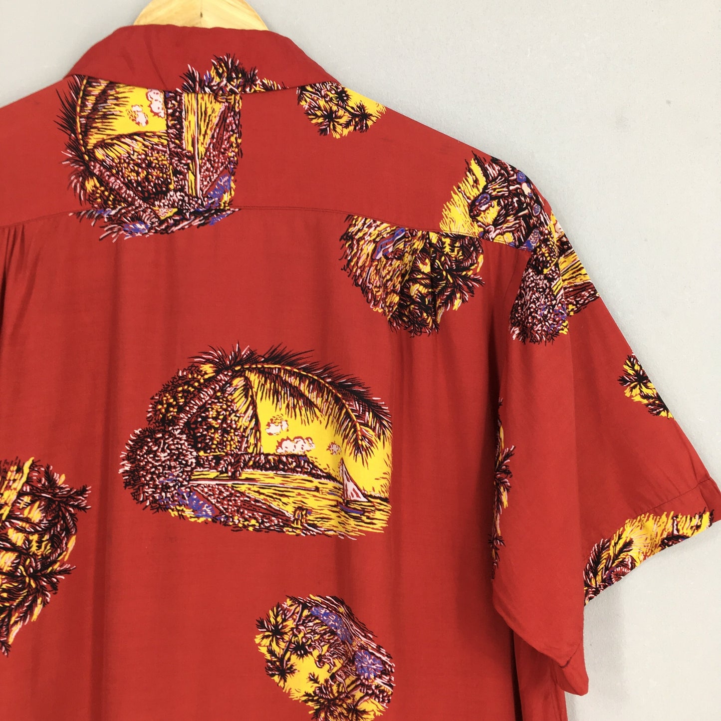 Royal Hawaiian Red Surfing Beach Rayon Shirt Medium