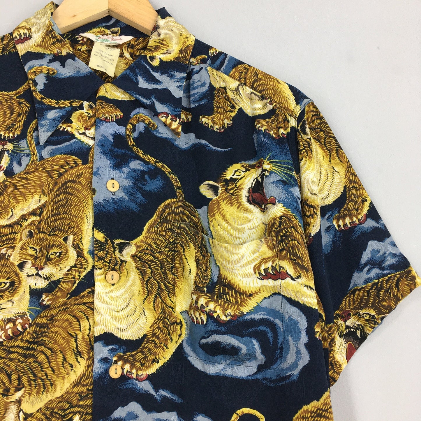 100 Tiger Roar Hawaiian Rayon Shirt Medium