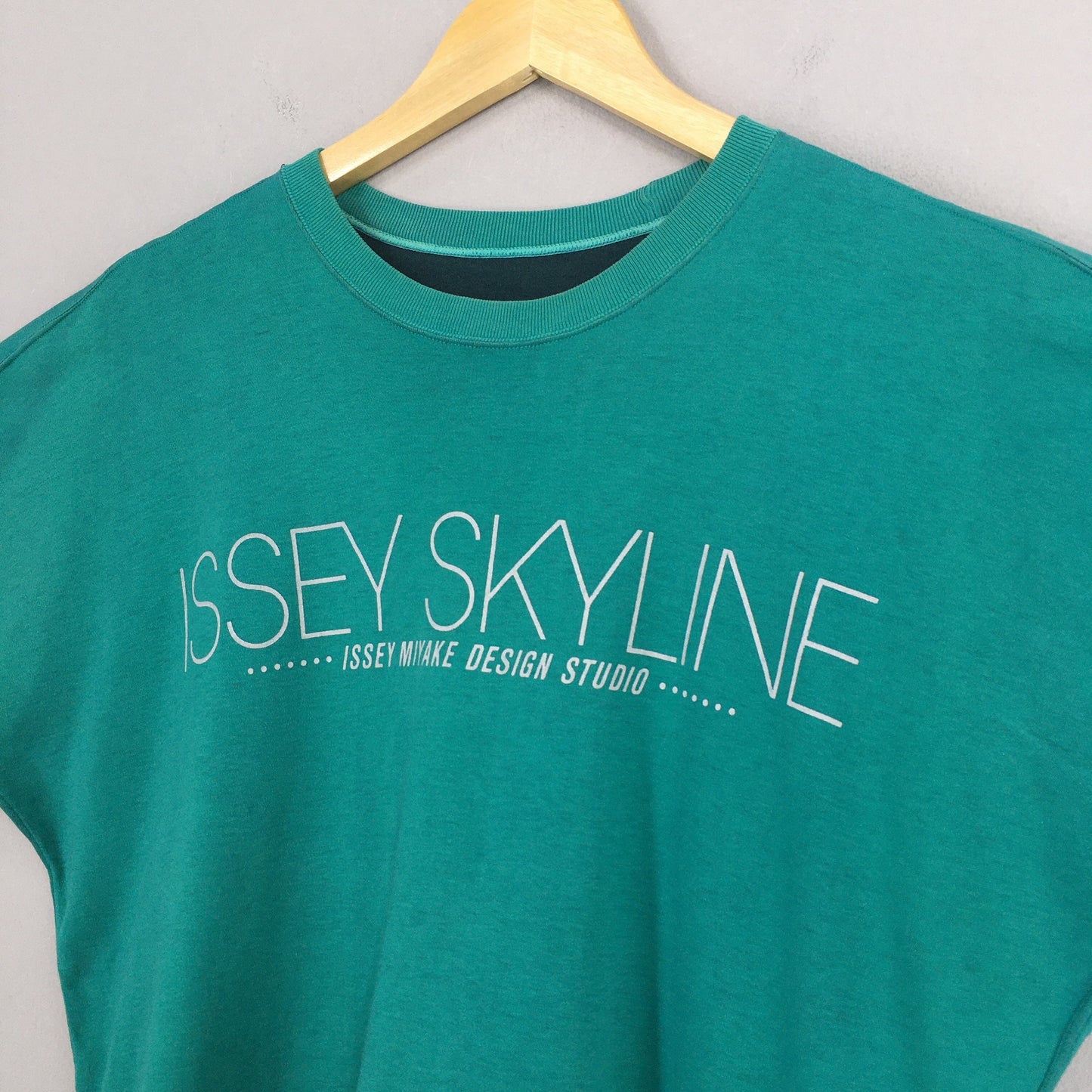 Issey Skyline Design Green Tshirt Medium