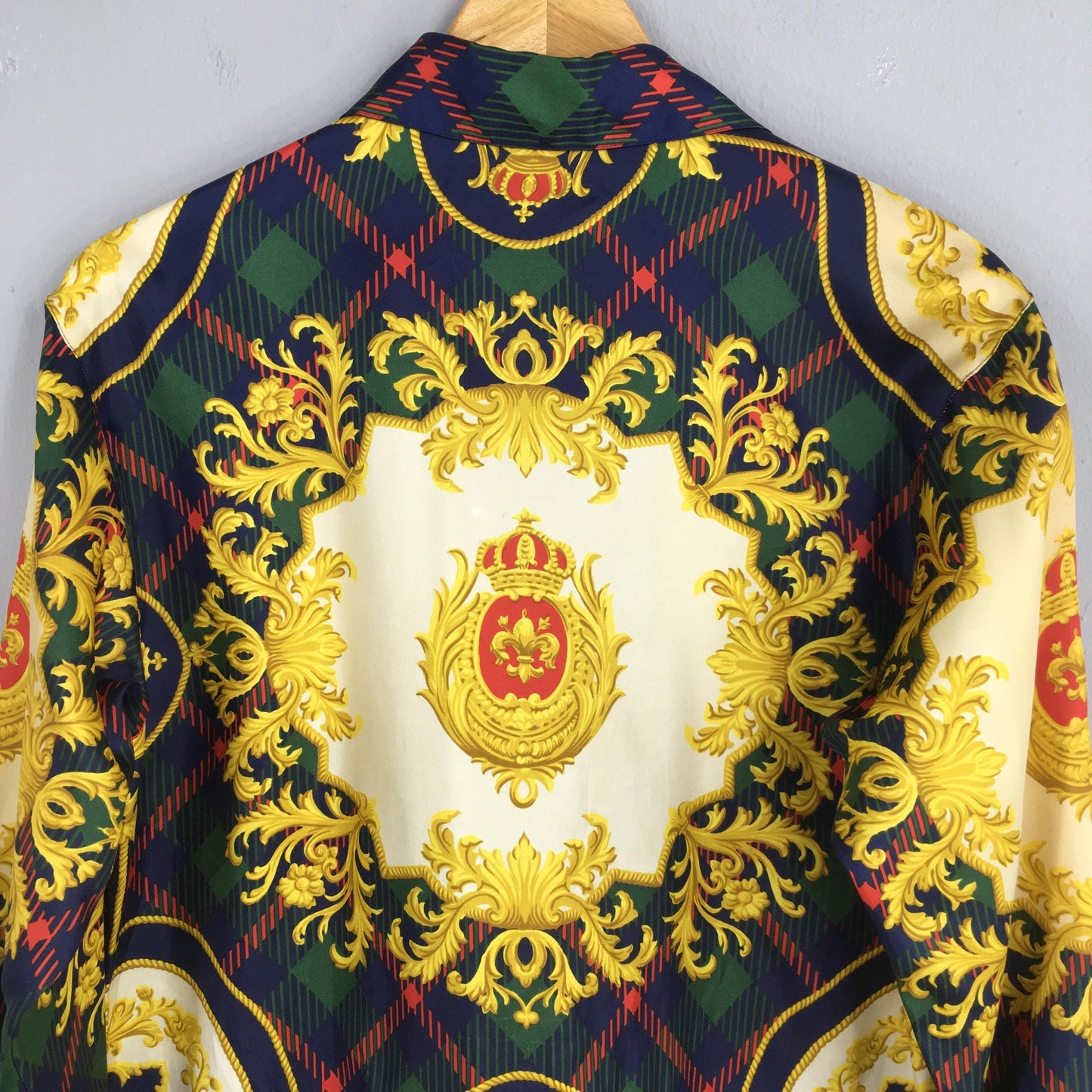 Novelty Baroque Crest Casual Shirt Medium