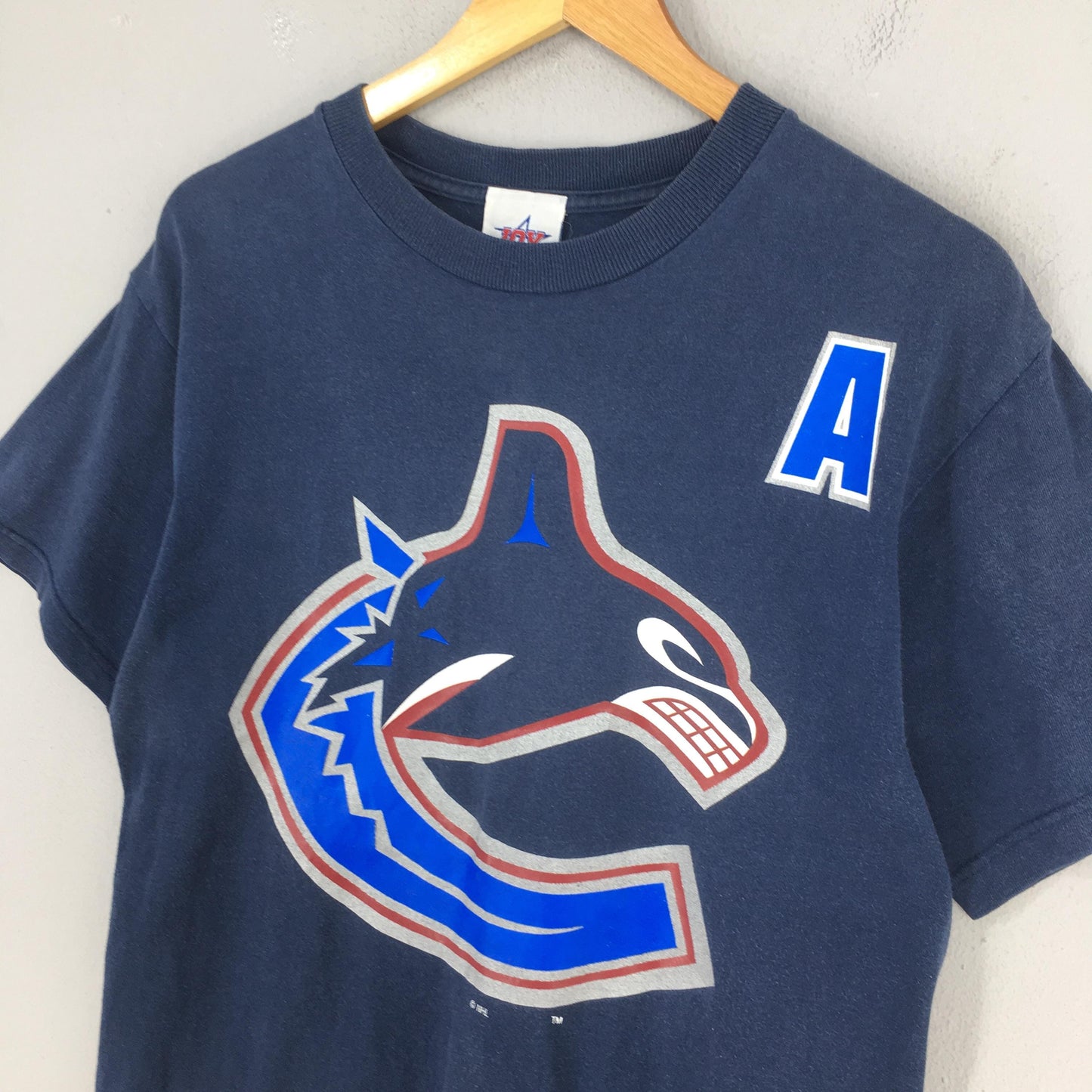 Vancouver Canucks NHL Blue T shirt Medium