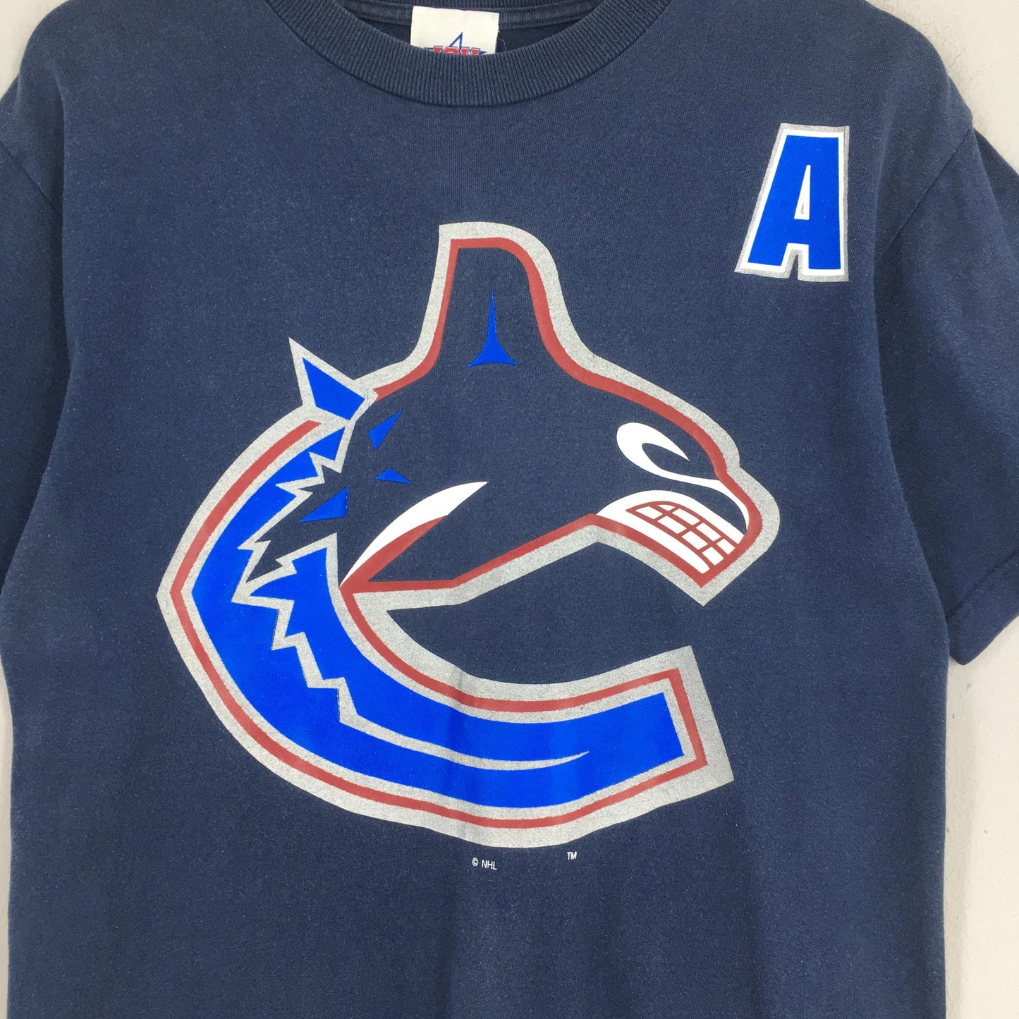 Vancouver Canucks NHL Blue T shirt Medium
