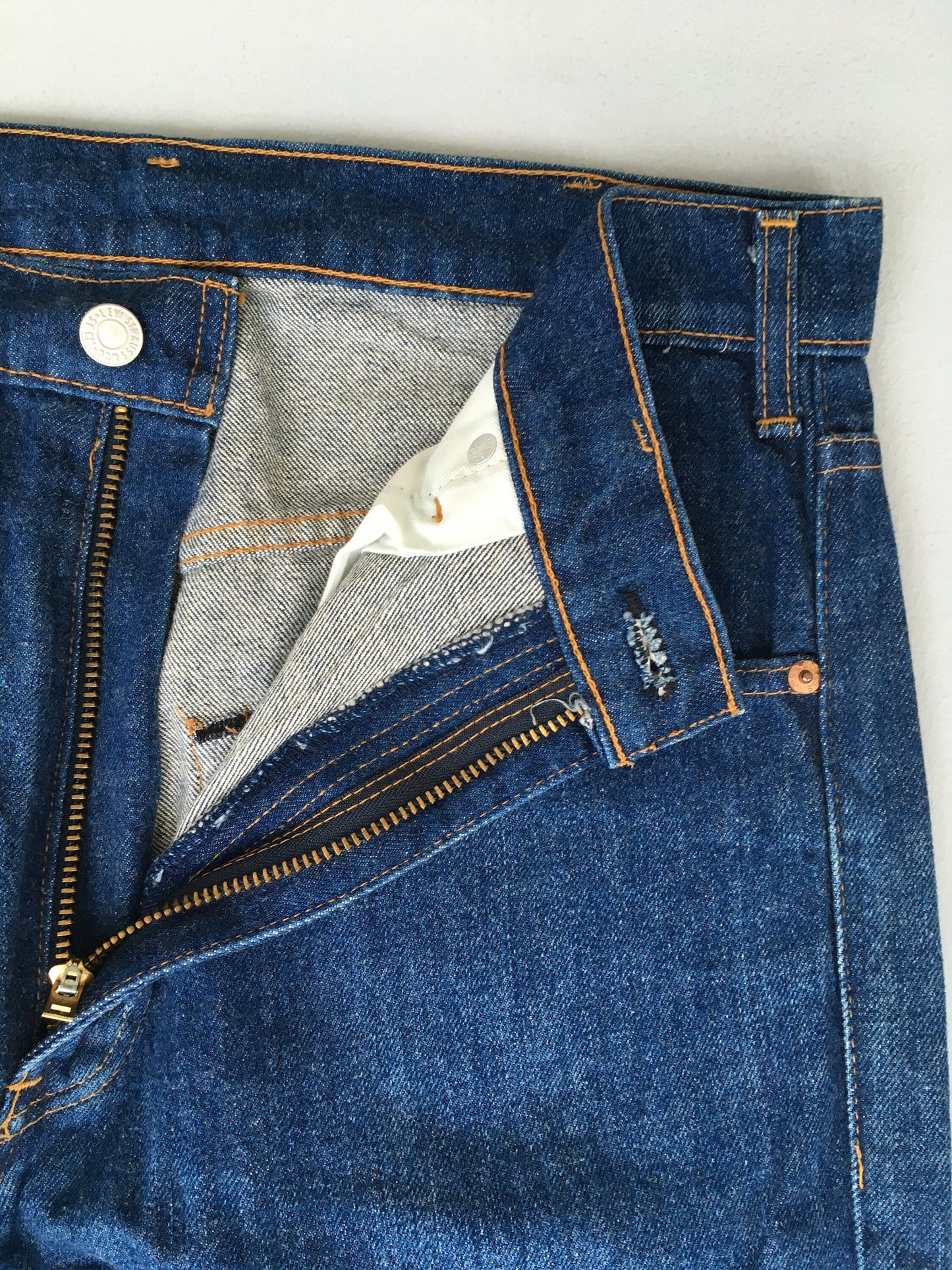 Size 32x33.5 Levi's 504 Medium Wash Jeans