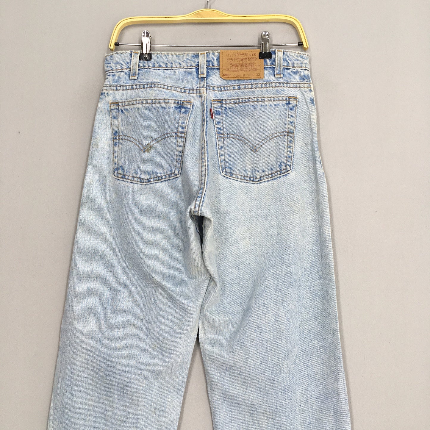 Levi's 550 Tapered Leg Pale Blue Stonewash Jeans Size 30x32