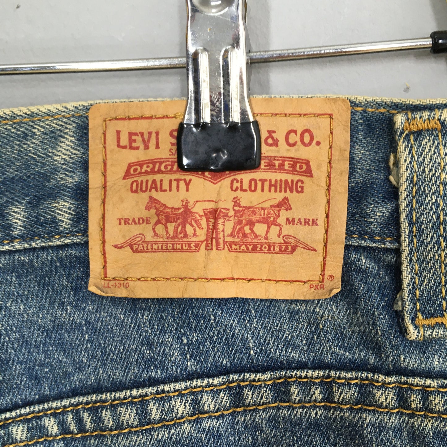 Levi's 550 Relaxed Fit Faded Dirty Jeans Size 30x32