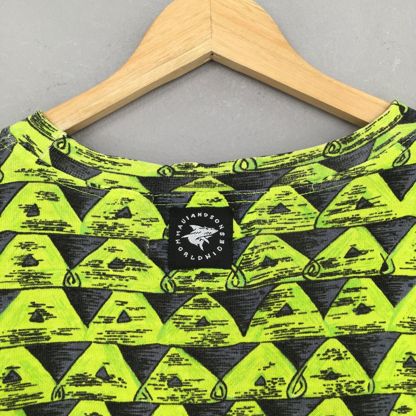 Maui & Sons Surfer Wave Abstract Neon T shirt XLarge